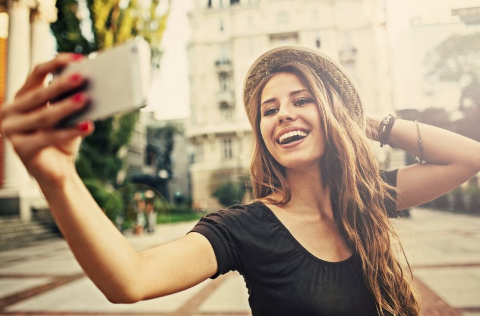 تفسير حلم التصوير سيلفي بالهاتف في المنام