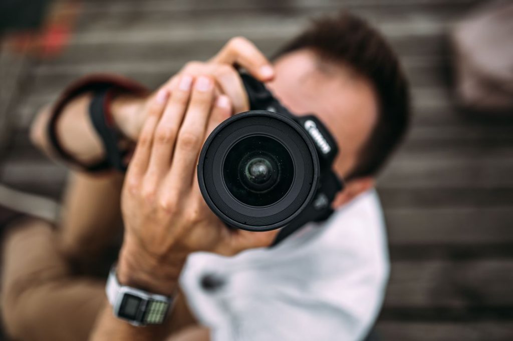 تفسير رؤية شخص يصورني في المنام