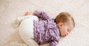 العمر المناسب لنوم الطفل على بطنه