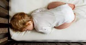 متى يفضل نوم الرضيع على بطنه